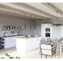 Cuisine lumineuse avec îlot de cuisine, table à manger et plafond à poutres en bois.