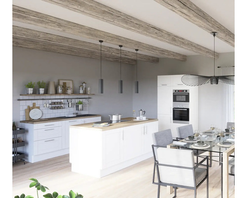 Cuisine lumineuse avec îlot de cuisine, table à manger et plafond à poutres en bois.