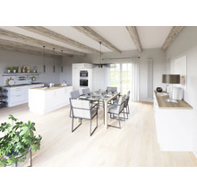 Cuisine et salle à manger lumineuses et spacieuses avec poutres en bois, table à manger avec chaises, kitchenette et décorations.