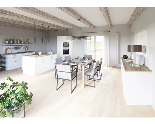 Cuisine et salle à manger lumineuses et spacieuses avec poutres en bois, table à manger avec chaises, kitchenette et décorations.