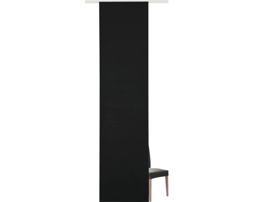 Schwarzes Rollo mit Seitenzug und Stuhl mit Holzbeinen