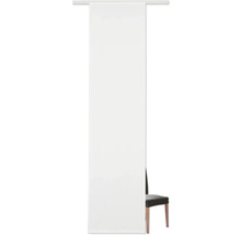 Weißes Schiebegardinenpaneel vor einem Stuhl