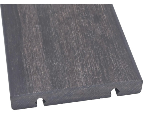 Terrassendiele aus Holzverbundwerkstoff mit Nut- und Feder-Verbindung