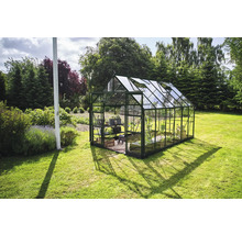 Serre de jardin avec fenêtres ouvertes pour la ventilation.