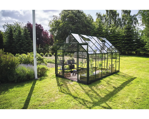 Serre de jardin avec fenêtres ouvertes pour la ventilation.