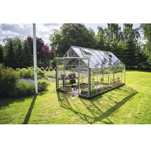 Serre avec des plantes dans le jardin