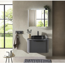 Modernes Badezimmer mit Waschbecken, Spiegelschrank und Handtuchhalter