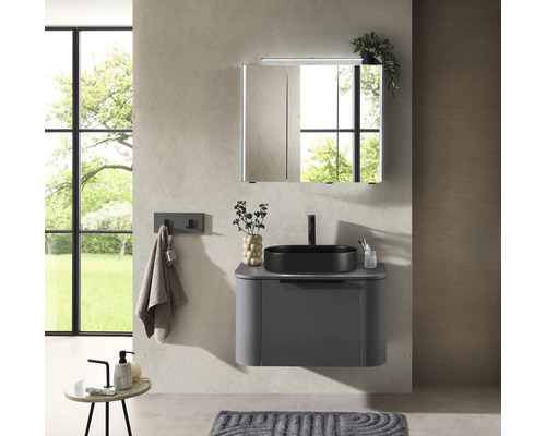 Modernes Badezimmer mit Waschbecken, Spiegelschrank und Handtuchhalter