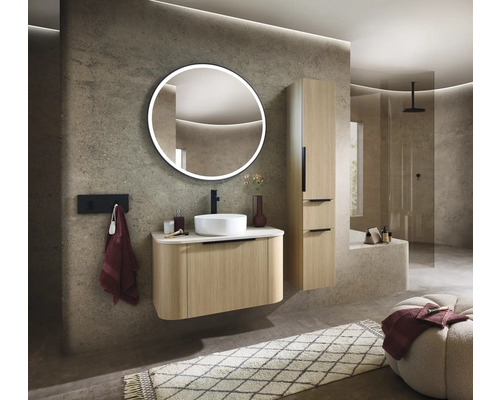 Badezimmer mit Waschtisch, Spiegel, Hochschrank und Dusche in modernem Design