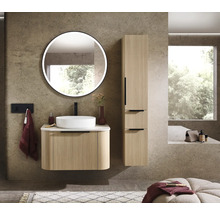 Badezimmer mit Waschtischunterschrank, Aufsatzwaschbecken, Spiegelschrank und Hochschrank in hellem Holzdekor