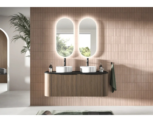 Modernes Badezimmer mit Doppelwaschtisch, Unterschrank und beleuchteten Spiegeln