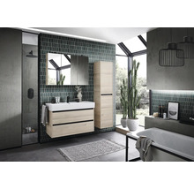 Salle de bains moderne avec lavabo, armoire de toilette, armoire haute et baignoire.