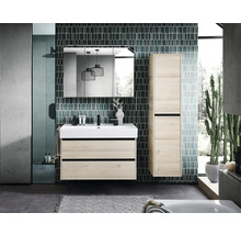 Salle de bain lumineuse avec meuble-lavabo, armoire de toilette et armoire haute