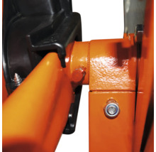 Detailaufnahme eines Baugerüstes mit orangefarbenen Metallstreben und schwarzen Kunststoffverbindungen.