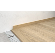 Pose d'un sol stratifié avec une plinthe