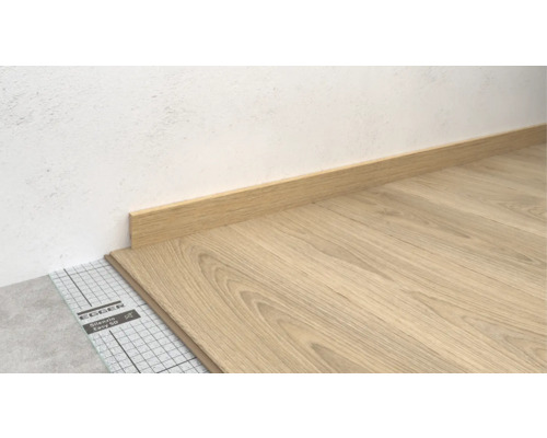 Pose d'un sol stratifié avec une plinthe