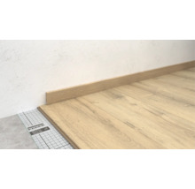 Pose d'un sol stratifié avec plinthe et sous-couche isolante.