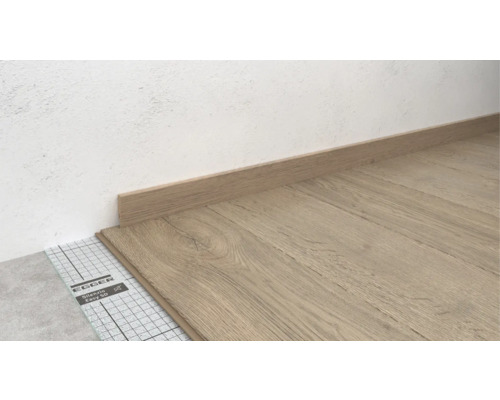 Sol stratifié avec plinthe et isolation phonique