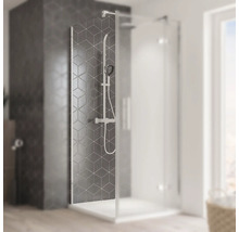 Paroi de douche en verre dans une salle de bain