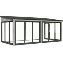 Überdachte Terrasse mit Schiebetüren aus Holz und Glas