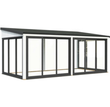 Freistehender Glasanbau mit Schiebetüren für den Außenbereich.