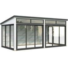 Moderne Gartenlaube mit Schiebetüren und Fensterfronten.