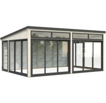Geräumiges Gartenhaus mit großen Glasschiebetüren und Oberlichtern für viel Tageslicht