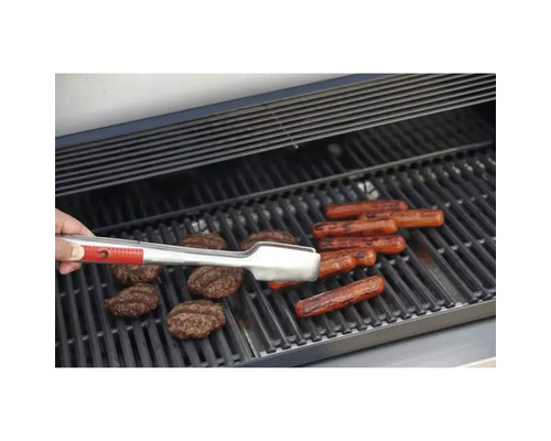 Barbecue avec hamburgers, saucisses et pince de barbecue