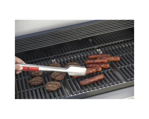 Barbecue avec saucisses, hamburgers et pince de barbecue