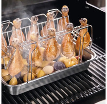 Barbecue avec support pour cuisses de poulet et pommes de terre.