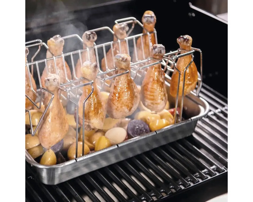 Barbecue avec support pour cuisses de poulet et pommes de terre.