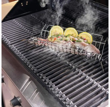 Poisson grillé dans un panier à poisson avec des citrons sur un barbecue.