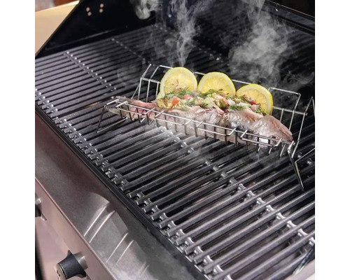 Poisson grillé dans un panier à poisson avec des citrons sur un barbecue.