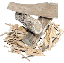 Morceaux de bois et copeaux de bois empilés