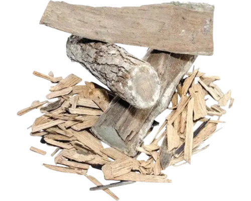 Morceaux de bois et copeaux de bois empilés