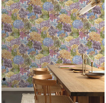 Esszimmer mit floral gemusterter Tapete, Holztisch und Stühlen