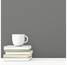 Papier peint intissé gris à structure textile à côté d'une tasse et de livres