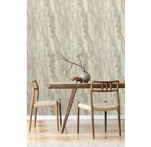 Scène avec un papier peint imitation marbre, une table en bois et des chaises.