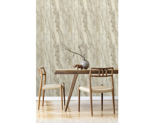 Scène avec un papier peint imitation marbre, une table en bois et des chaises.