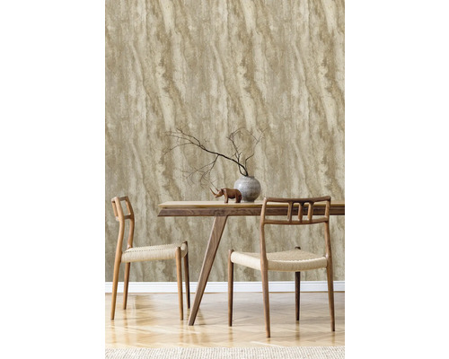 Dekorative Wandgestaltung mit einer Vliestapete in Marmoroptik im Essbereich mit Holztisch und Stühlen.