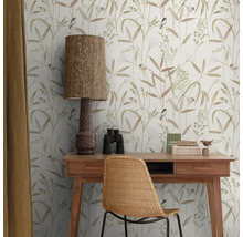 Bureau décoratif avec bureau, chaise, lampe et papier peint avec motif de plantes et d'oiseaux