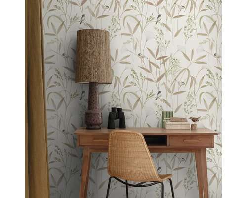 Bureau décoratif avec bureau, chaise, lampe et papier peint avec motif de plantes et d'oiseaux