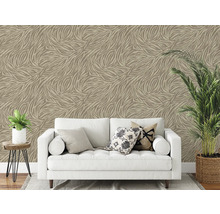 Salon avec canapé devant un papier peint à motifs