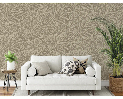 Salon avec canapé devant un papier peint à motifs