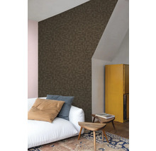 Salon avec papier peint à motifs, canapé, tapis et table d'appoint