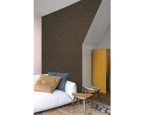 Salon avec papier peint à motifs, canapé, tapis et table d'appoint