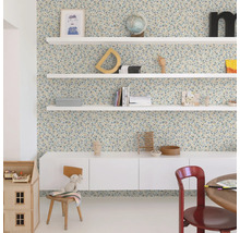 Chambre décorée avec papier peint fleuri, étagères blanches et mobilier.