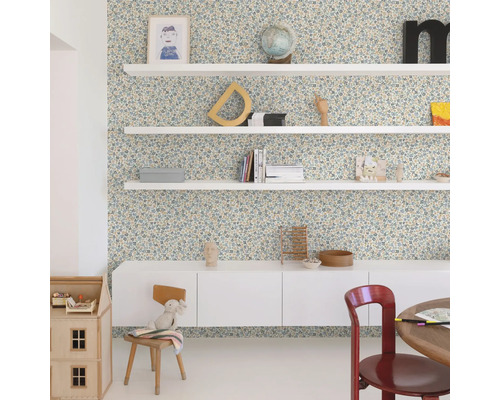 Chambre décorée avec papier peint fleuri, étagères blanches et mobilier.