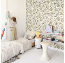 Chambre d'enfant lumineuse avec lit, table de chevet, étagère, tabouret et un mur avec du papier peint à motifs d'animaux.