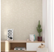 Pièce avec papier peint à motifs d'animaux et de plantes, commode, décoration et cactus